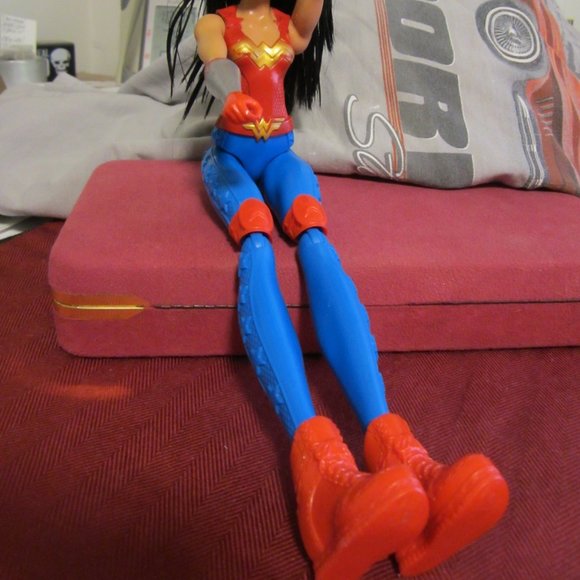 DC 2015 Posable Wonder Woman Doll - Picture 2 of 6